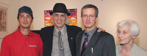 James Rizzi im Kreise der Familie Bethge: 2006 in Erfurt mit Henning, Wolfgang und Annemarie Bethge (2008). Foto: Falke